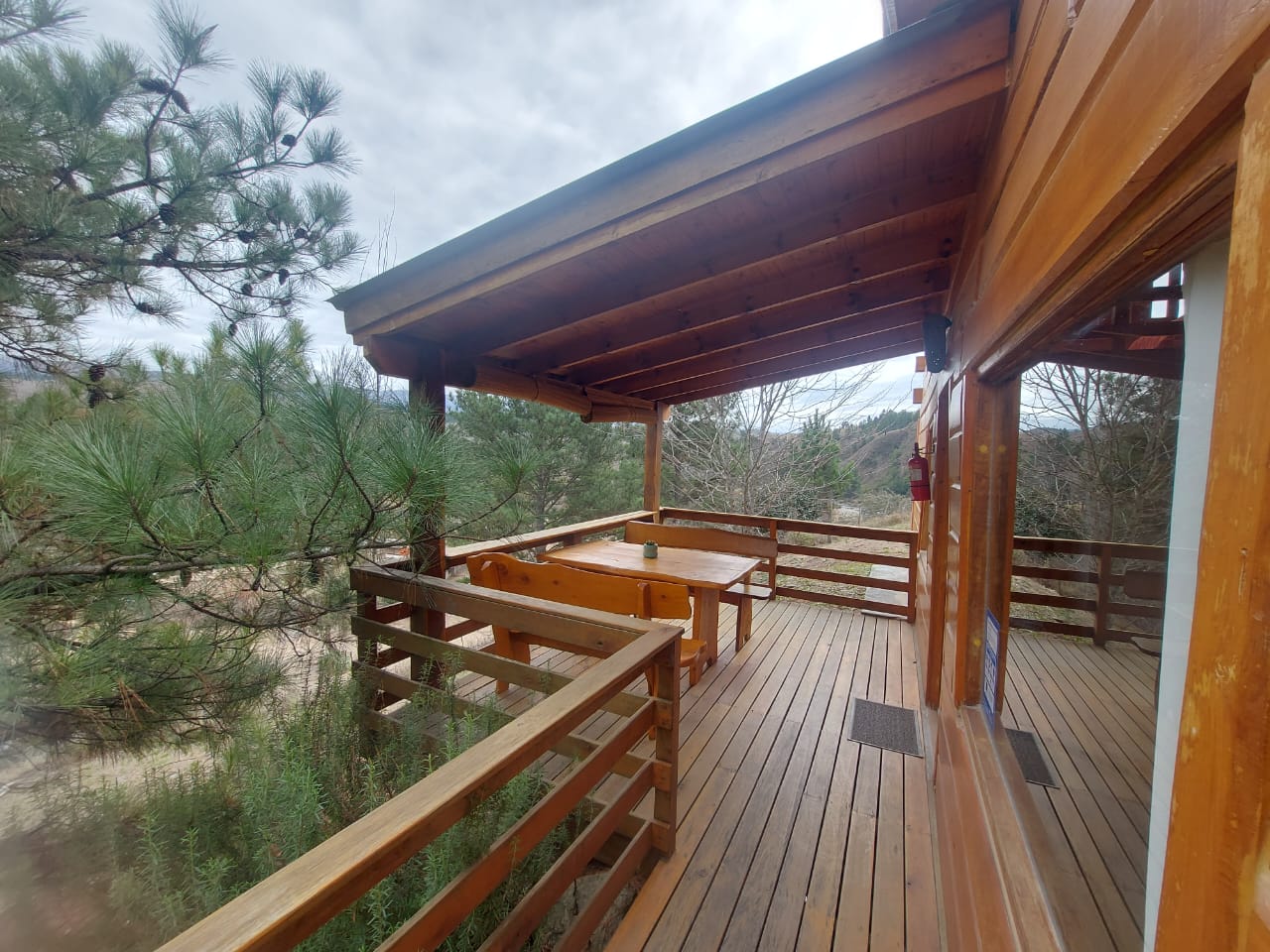 Deck exterior <br> Vista panorámica hacia el río y las altas cumbres